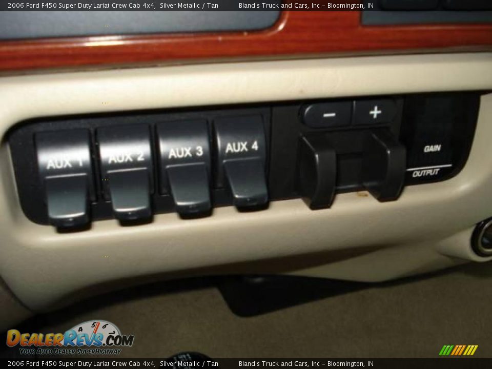 2006 Ford F450 Super Duty Lariat Crew Cab 4x4 Silver Metallic / Tan Photo #32