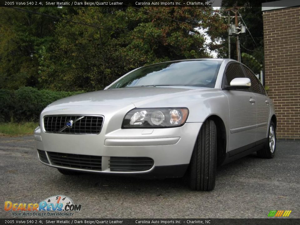 2005 Volvo S40 2.4i Silver Metallic / Dark Beige/Quartz Leather Photo #4