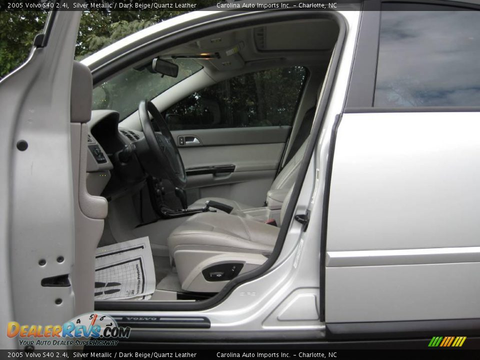 2005 Volvo S40 2.4i Silver Metallic / Dark Beige/Quartz Leather Photo #13