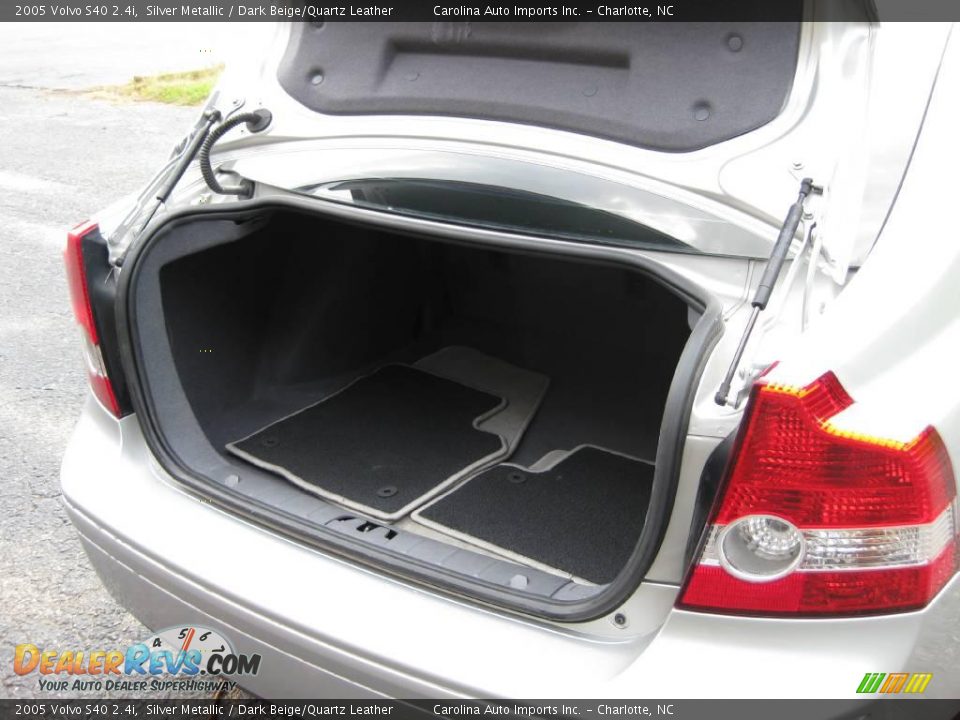 2005 Volvo S40 2.4i Silver Metallic / Dark Beige/Quartz Leather Photo #18