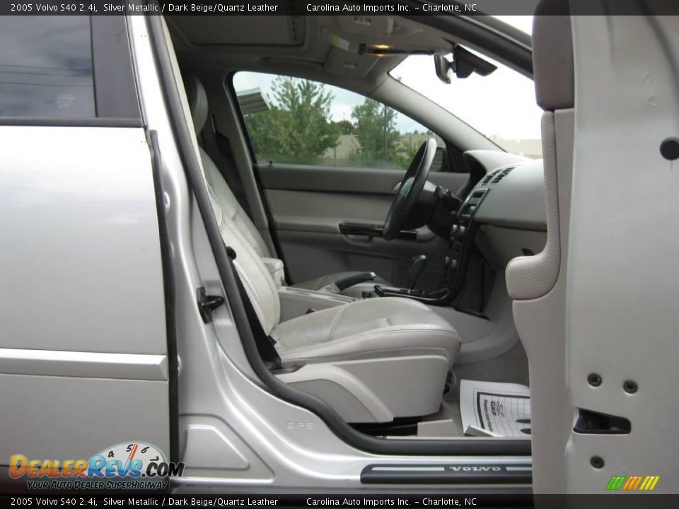 2005 Volvo S40 2.4i Silver Metallic / Dark Beige/Quartz Leather Photo #20