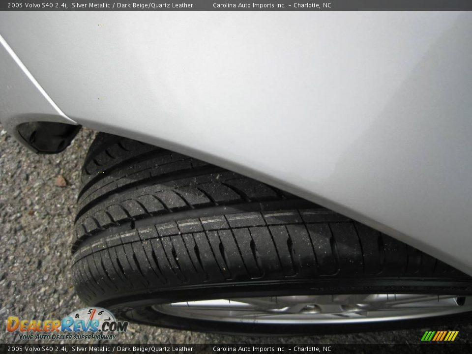 2005 Volvo S40 2.4i Silver Metallic / Dark Beige/Quartz Leather Photo #26
