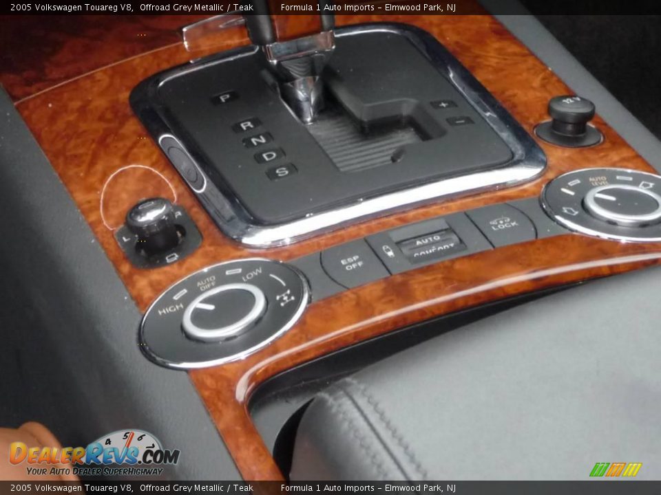 2005 Volkswagen Touareg V8 Offroad Grey Metallic / Teak Photo #12