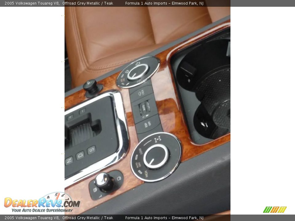 2005 Volkswagen Touareg V8 Offroad Grey Metallic / Teak Photo #13