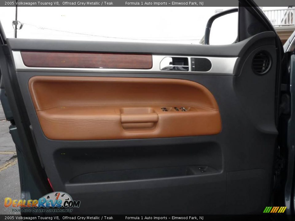 2005 Volkswagen Touareg V8 Offroad Grey Metallic / Teak Photo #21