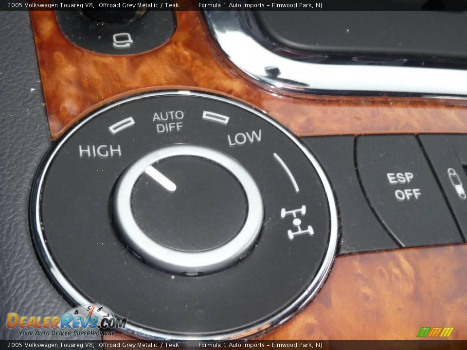 2005 Volkswagen Touareg V8 Offroad Grey Metallic / Teak Photo #24