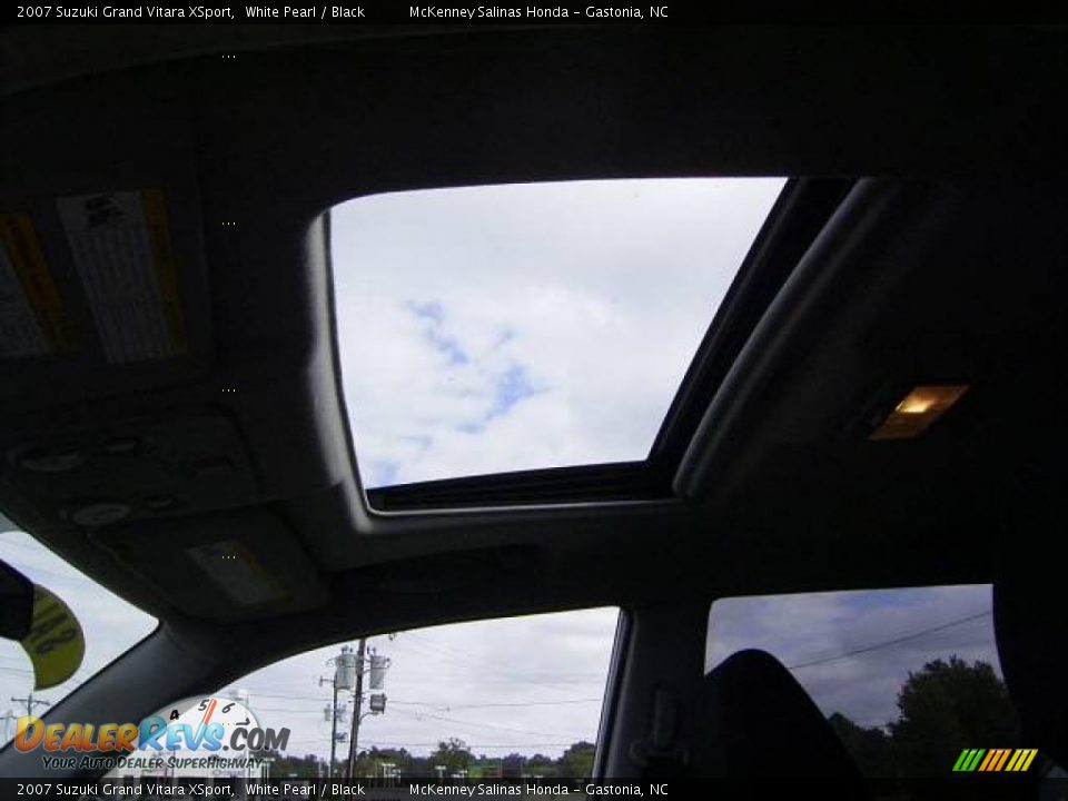 2007 Suzuki Grand Vitara XSport White Pearl / Black Photo #24