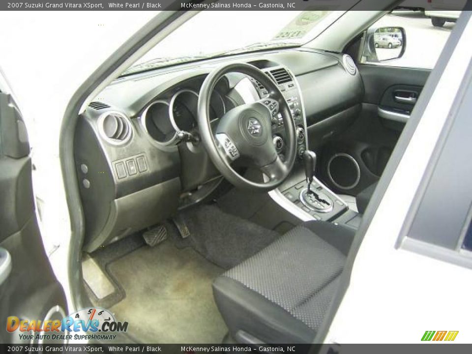 2007 Suzuki Grand Vitara XSport White Pearl / Black Photo #28