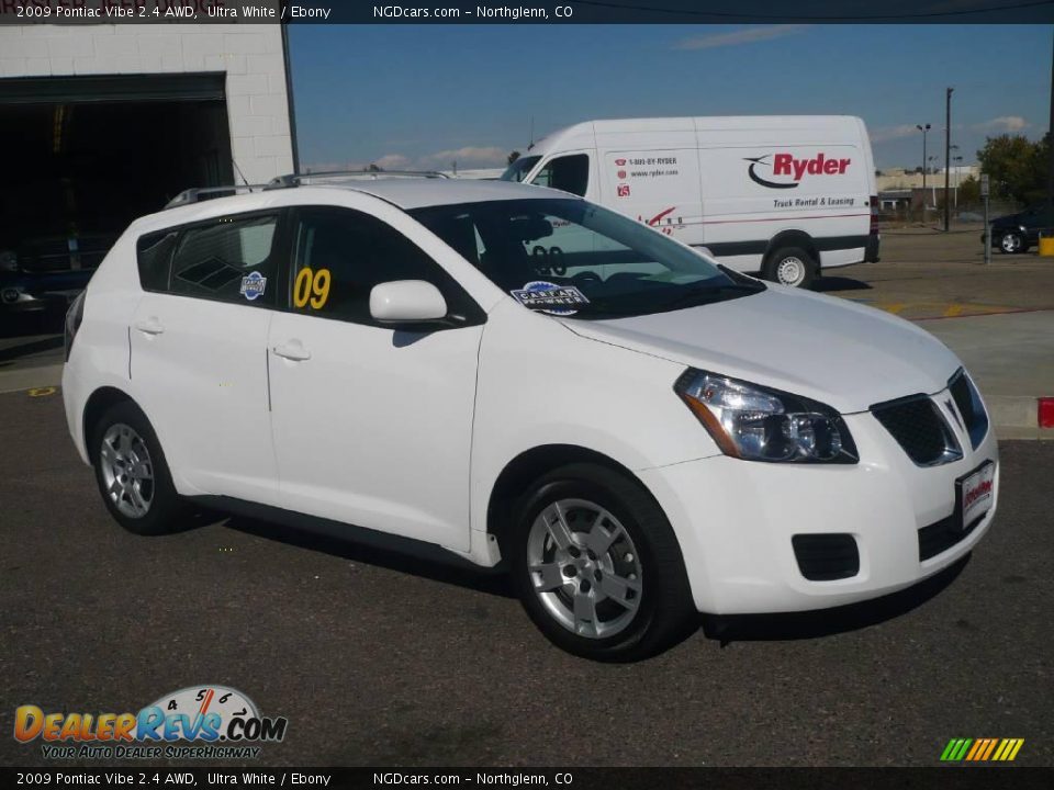 2009 Pontiac Vibe 2.4 AWD Ultra White / Ebony Photo #3
