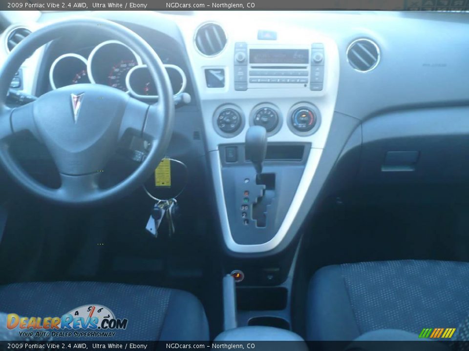 2009 Pontiac Vibe 2.4 AWD Ultra White / Ebony Photo #10