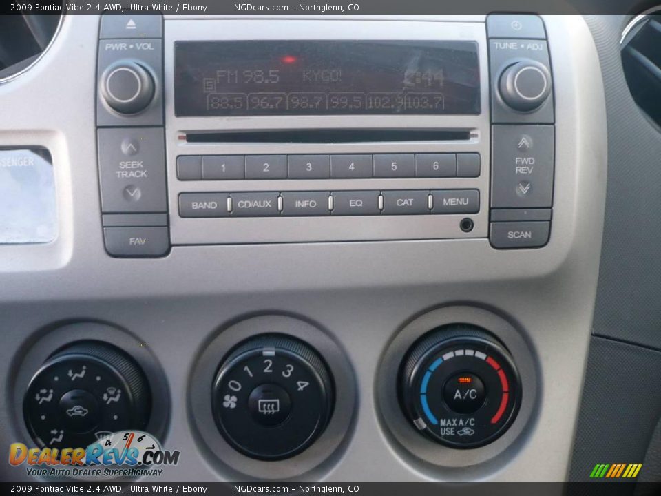 2009 Pontiac Vibe 2.4 AWD Ultra White / Ebony Photo #12