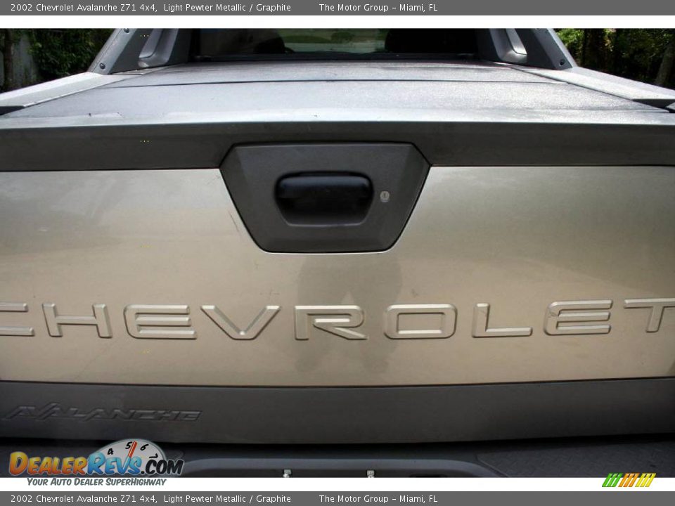 2002 Chevrolet Avalanche Z71 4x4 Light Pewter Metallic / Graphite Photo #6