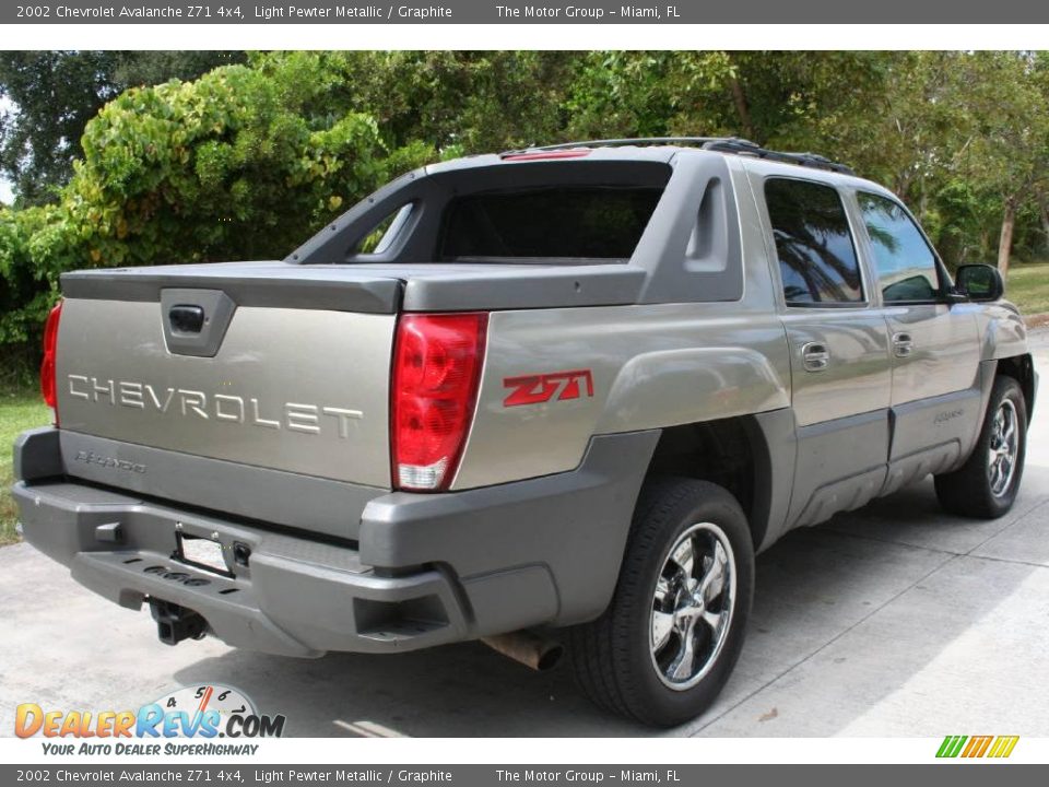 2002 Chevrolet Avalanche Z71 4x4 Light Pewter Metallic / Graphite Photo #7