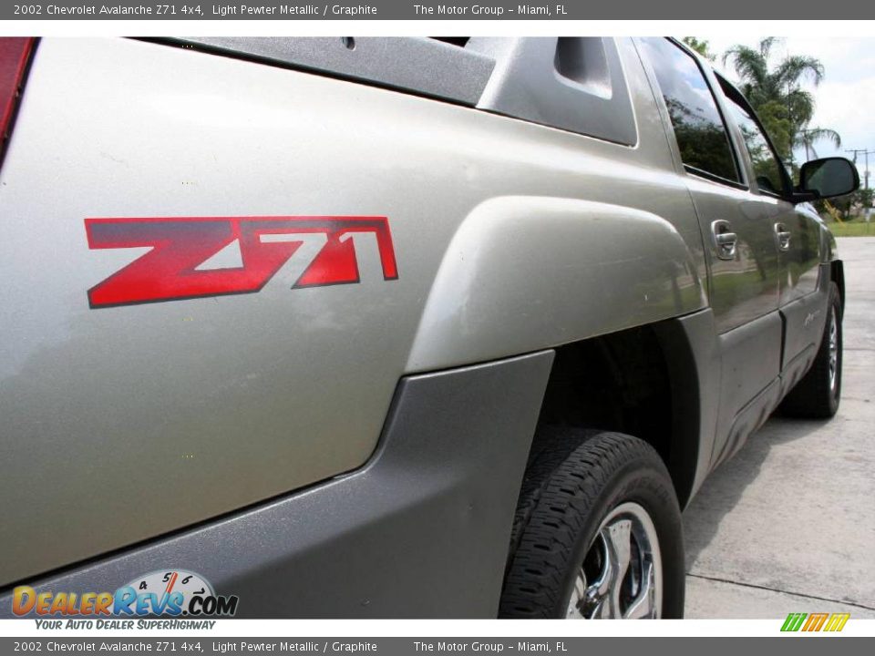 2002 Chevrolet Avalanche Z71 4x4 Light Pewter Metallic / Graphite Photo #15