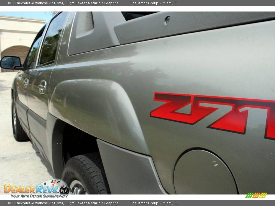 2002 Chevrolet Avalanche Z71 4x4 Light Pewter Metallic / Graphite Photo #16