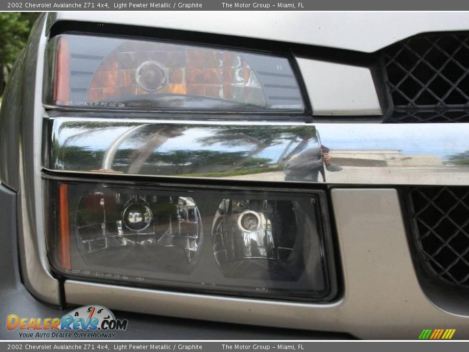 2002 Chevrolet Avalanche Z71 4x4 Light Pewter Metallic / Graphite Photo #17