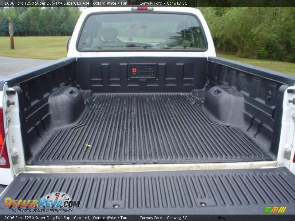2006 Ford F250 Super Duty FX4 SuperCab 4x4 Oxford White / Tan Photo #17