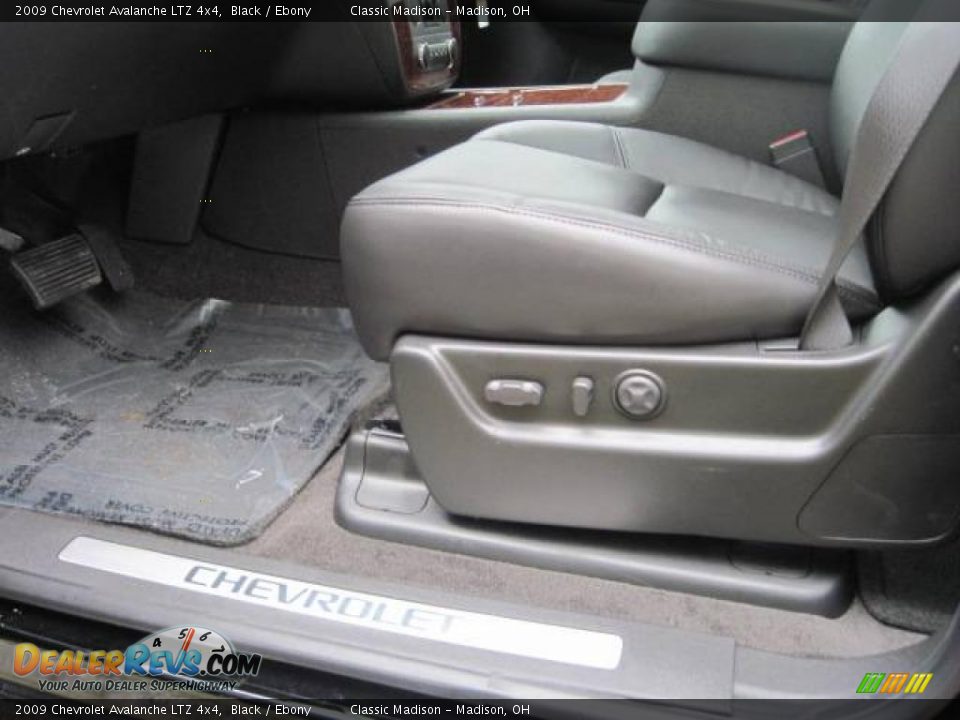 2009 Chevrolet Avalanche LTZ 4x4 Black / Ebony Photo #8