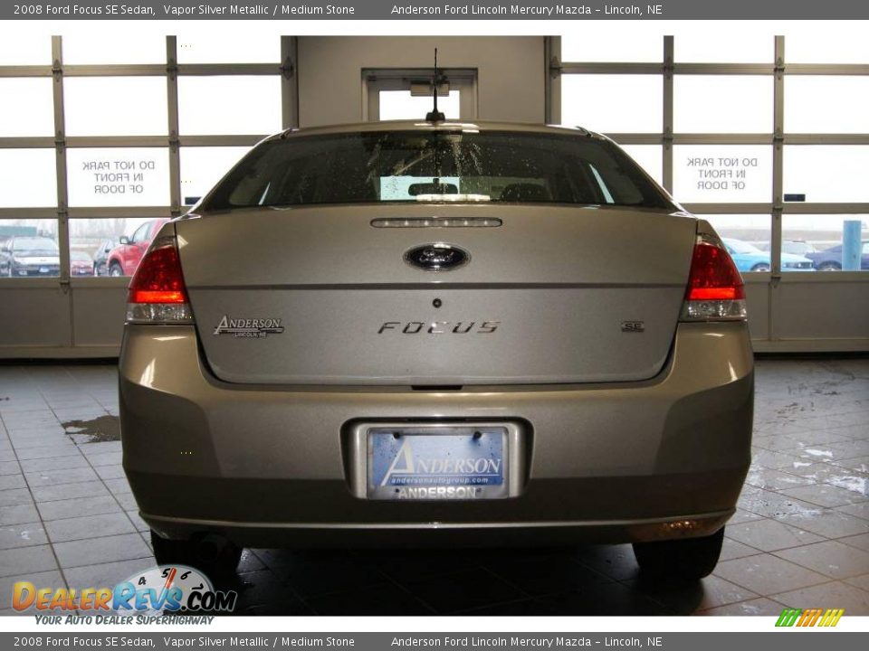 2008 Ford Focus SE Sedan Vapor Silver Metallic / Medium Stone Photo #4