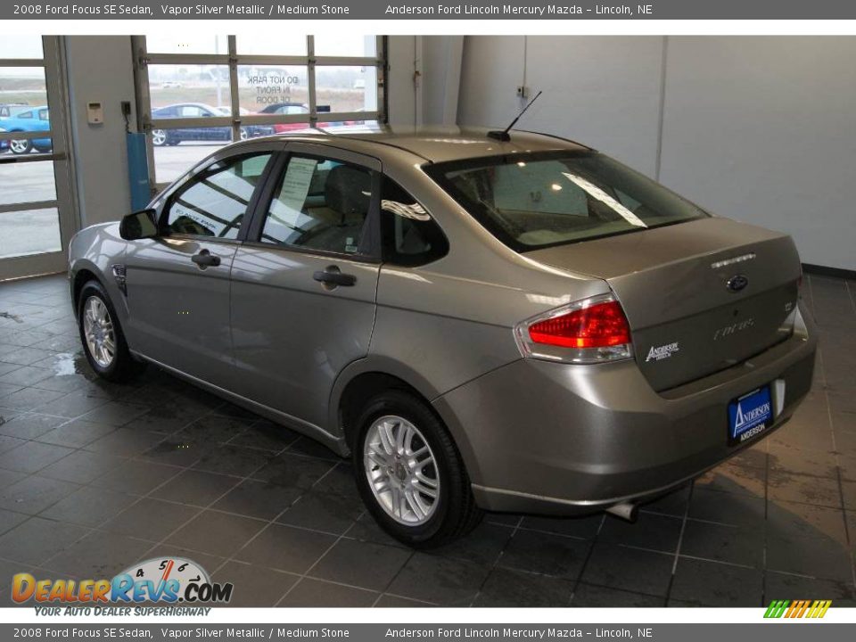 2008 Ford Focus SE Sedan Vapor Silver Metallic / Medium Stone Photo #5