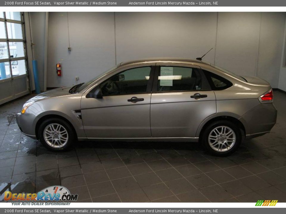 2008 Ford Focus SE Sedan Vapor Silver Metallic / Medium Stone Photo #6