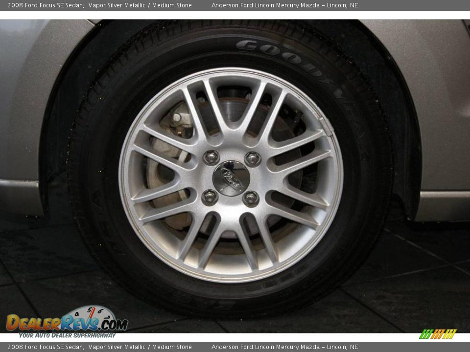 2008 Ford Focus SE Sedan Vapor Silver Metallic / Medium Stone Photo #11