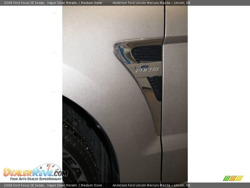 2008 Ford Focus SE Sedan Vapor Silver Metallic / Medium Stone Photo #13