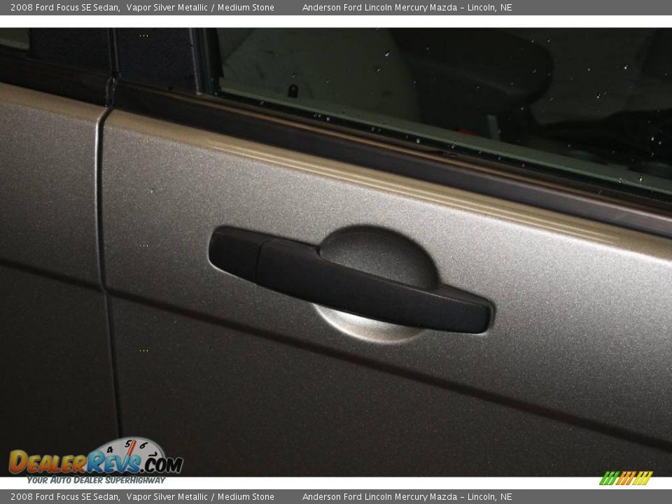 2008 Ford Focus SE Sedan Vapor Silver Metallic / Medium Stone Photo #16