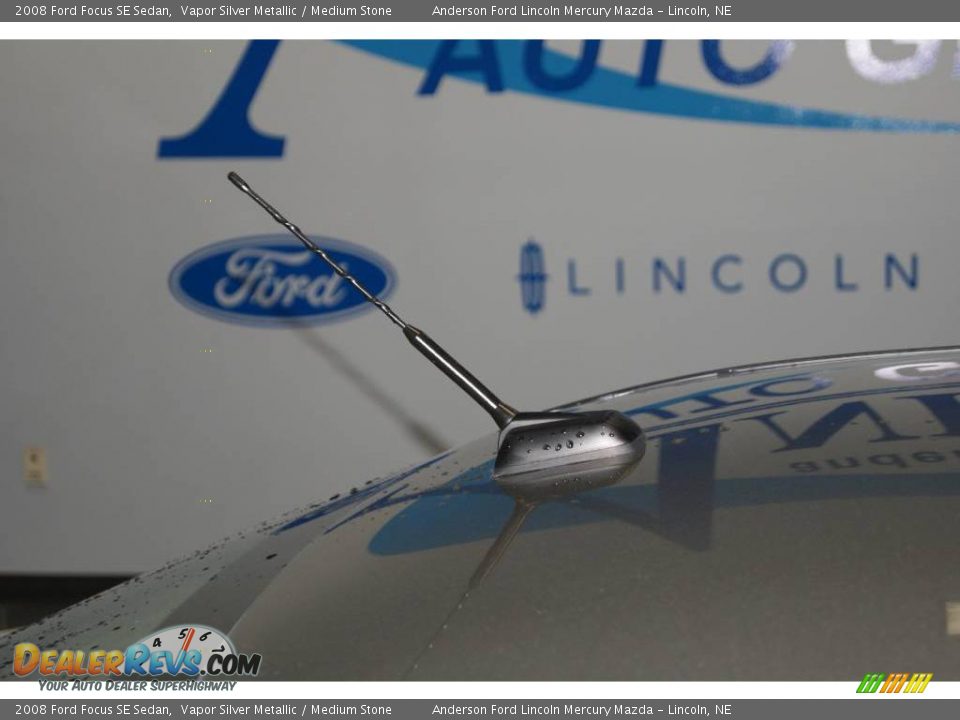 2008 Ford Focus SE Sedan Vapor Silver Metallic / Medium Stone Photo #17