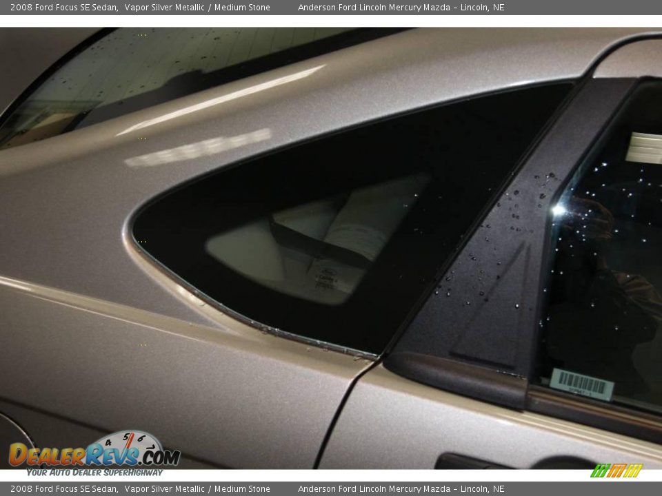 2008 Ford Focus SE Sedan Vapor Silver Metallic / Medium Stone Photo #18