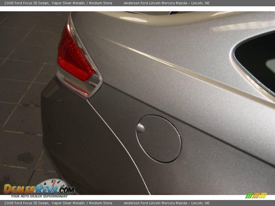 2008 Ford Focus SE Sedan Vapor Silver Metallic / Medium Stone Photo #19