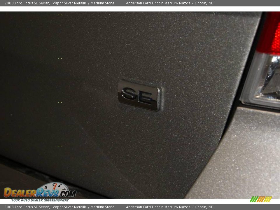 2008 Ford Focus SE Sedan Vapor Silver Metallic / Medium Stone Photo #21