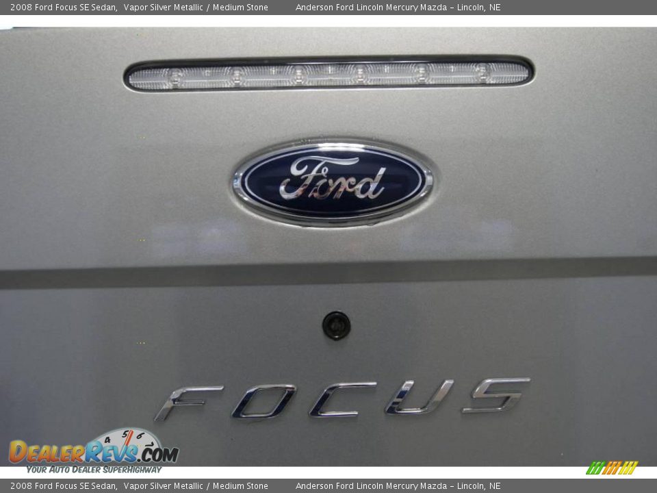 2008 Ford Focus SE Sedan Vapor Silver Metallic / Medium Stone Photo #22