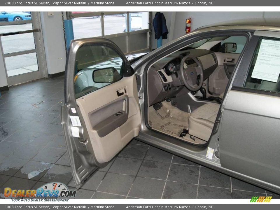 2008 Ford Focus SE Sedan Vapor Silver Metallic / Medium Stone Photo #23