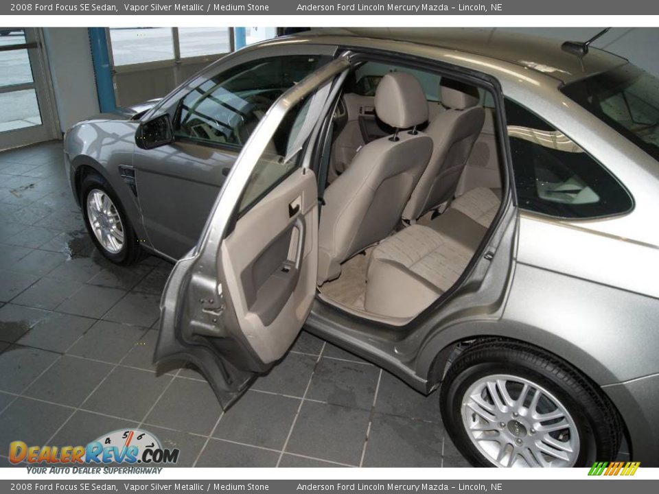 2008 Ford Focus SE Sedan Vapor Silver Metallic / Medium Stone Photo #24