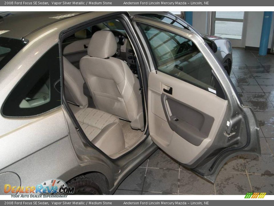 2008 Ford Focus SE Sedan Vapor Silver Metallic / Medium Stone Photo #25