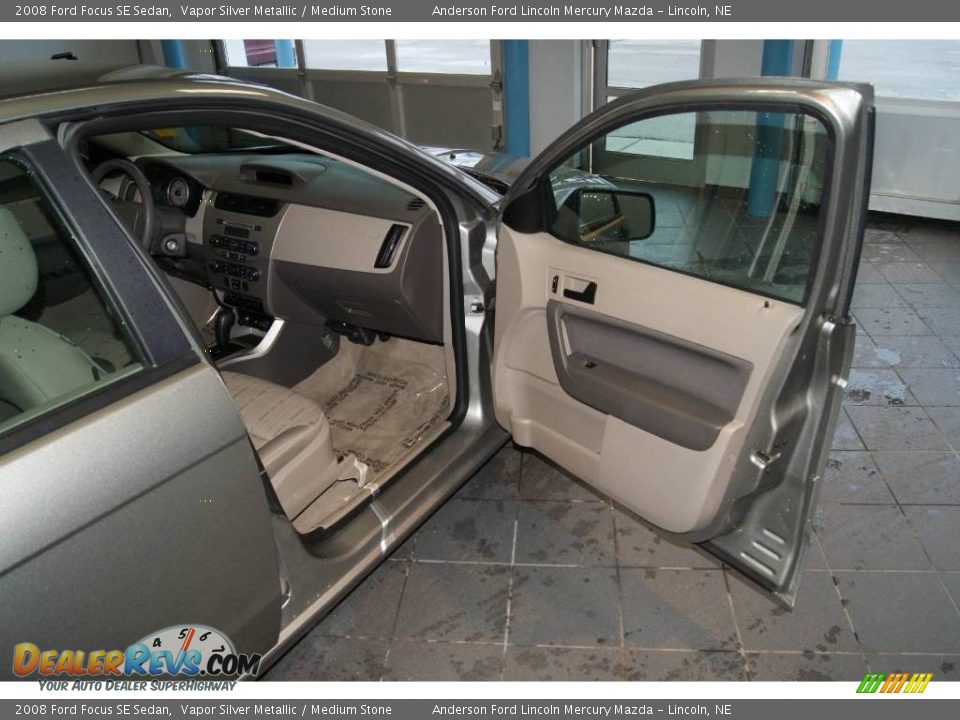 2008 Ford Focus SE Sedan Vapor Silver Metallic / Medium Stone Photo #26