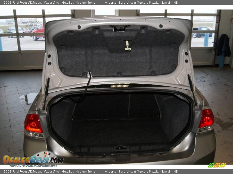 2008 Ford Focus SE Sedan Vapor Silver Metallic / Medium Stone Photo #27