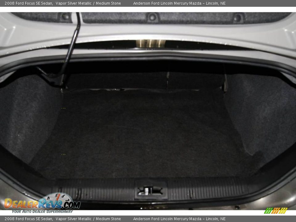 2008 Ford Focus SE Sedan Vapor Silver Metallic / Medium Stone Photo #28