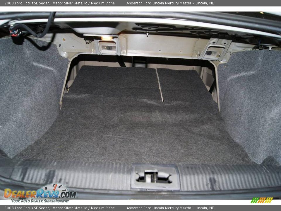2008 Ford Focus SE Sedan Vapor Silver Metallic / Medium Stone Photo #29
