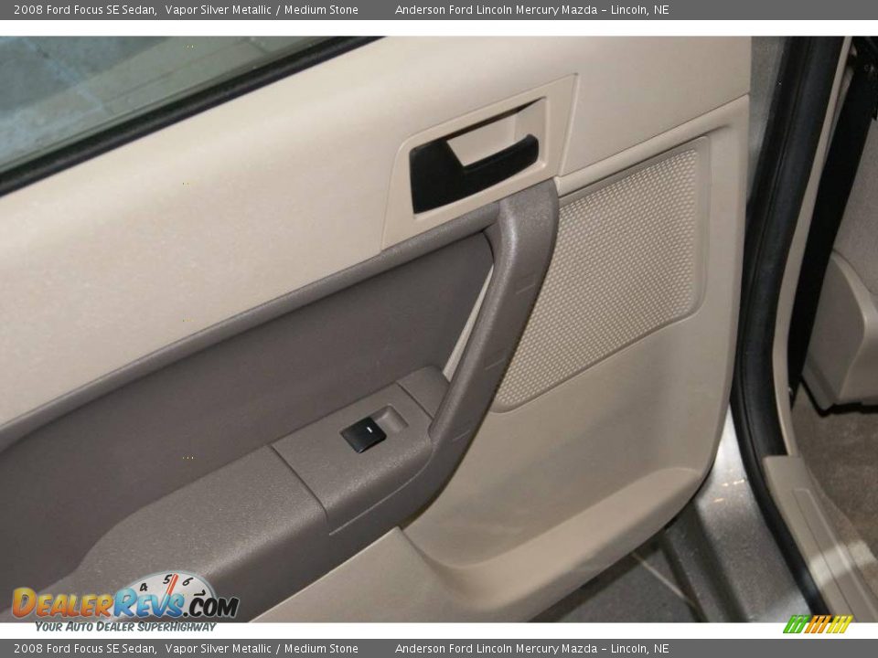 2008 Ford Focus SE Sedan Vapor Silver Metallic / Medium Stone Photo #30