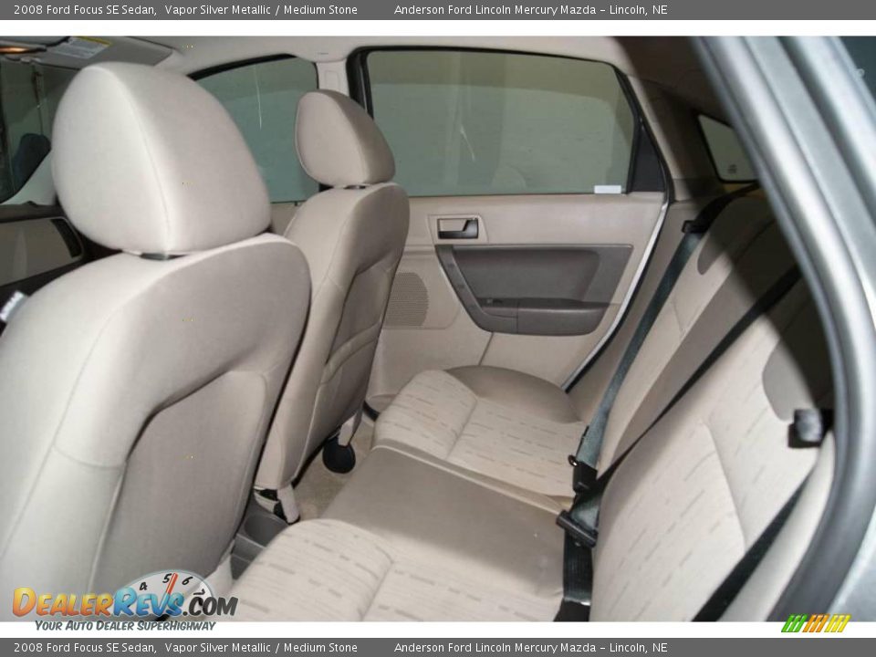 2008 Ford Focus SE Sedan Vapor Silver Metallic / Medium Stone Photo #31