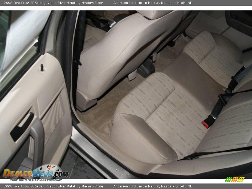 2008 Ford Focus SE Sedan Vapor Silver Metallic / Medium Stone Photo #32