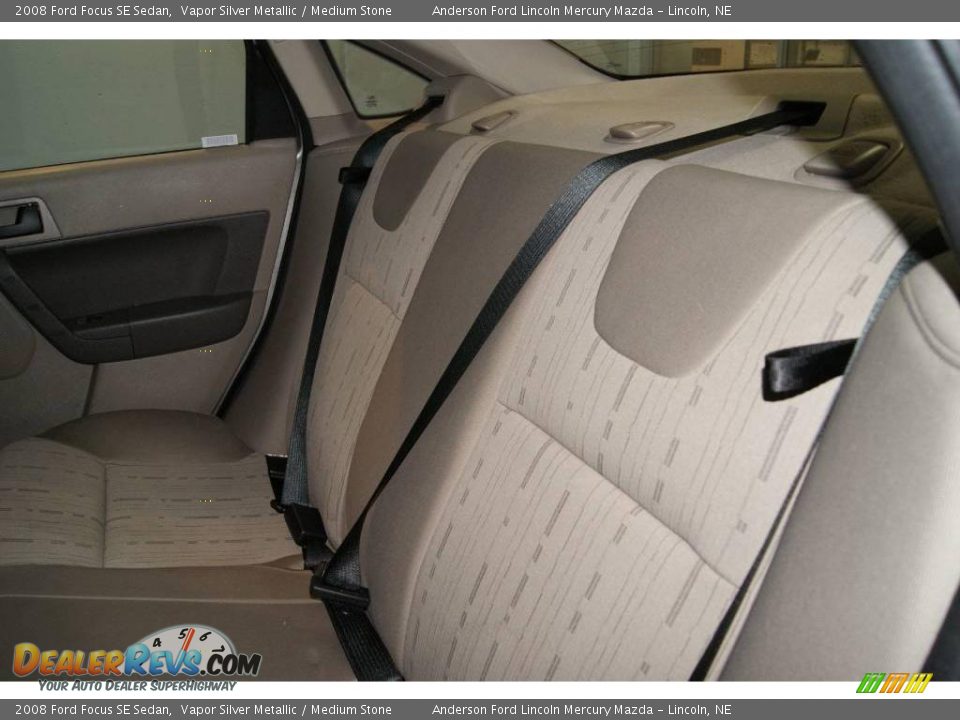 2008 Ford Focus SE Sedan Vapor Silver Metallic / Medium Stone Photo #33