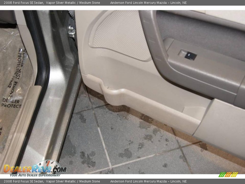 2008 Ford Focus SE Sedan Vapor Silver Metallic / Medium Stone Photo #34