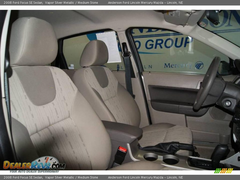 2008 Ford Focus SE Sedan Vapor Silver Metallic / Medium Stone Photo #35