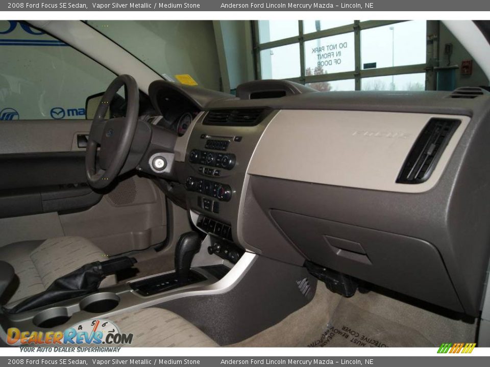 2008 Ford Focus SE Sedan Vapor Silver Metallic / Medium Stone Photo #36