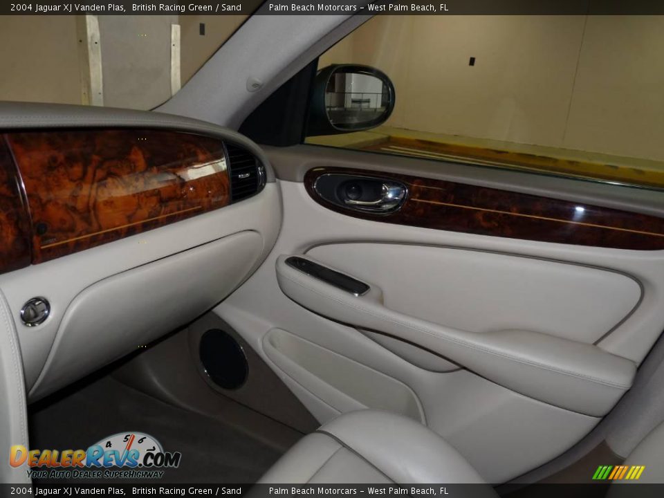 2004 Jaguar XJ Vanden Plas British Racing Green / Sand Photo #32