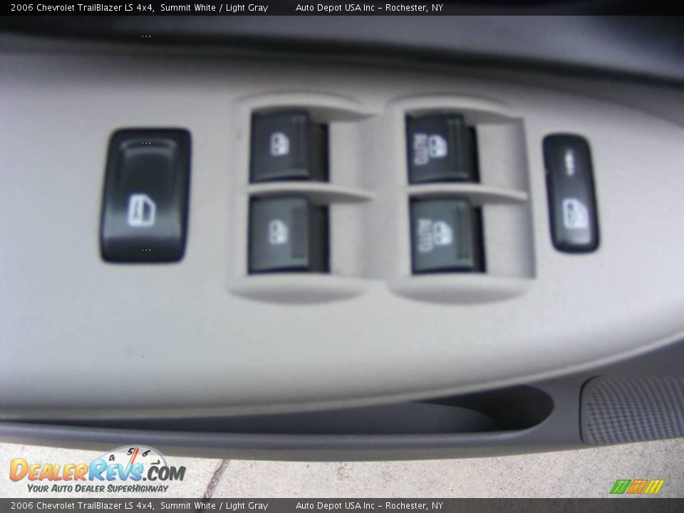2006 Chevrolet TrailBlazer LS 4x4 Summit White / Light Gray Photo #8