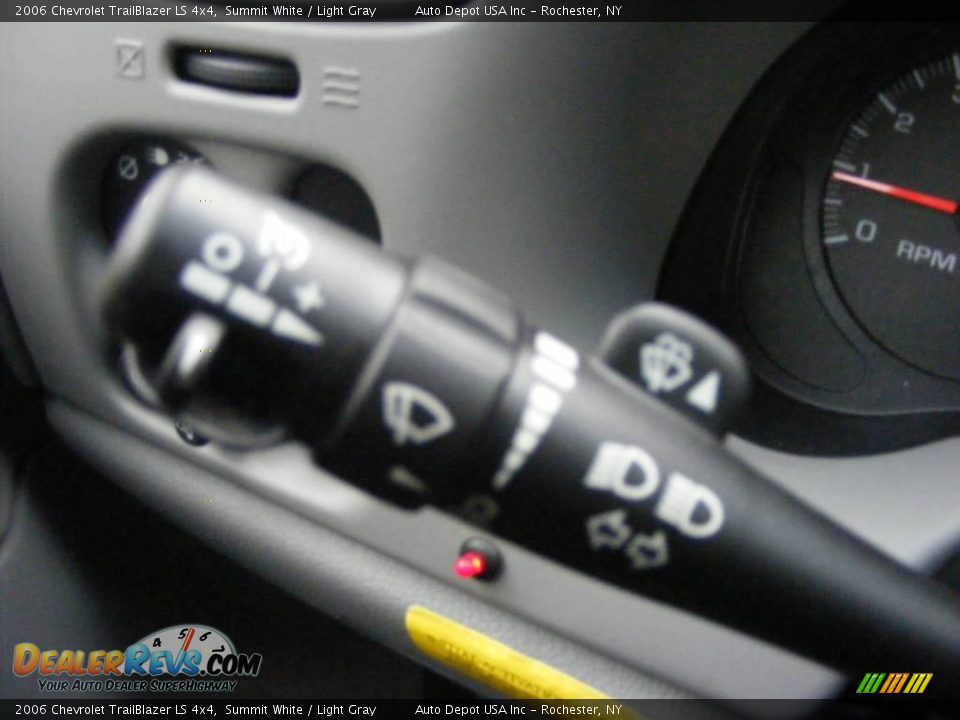 2006 Chevrolet TrailBlazer LS 4x4 Summit White / Light Gray Photo #11
